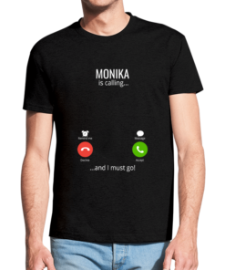 Juodi vyriški trumpomis rankovėmis medvilniniai marškinėliai su spauda Monika is calling